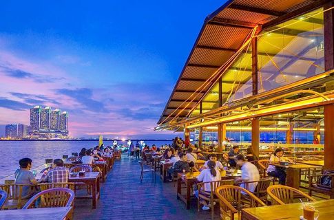 Jetski Café: Menikmati Romantisnya Matahari Terbenam di Tepi Laut Jakarta