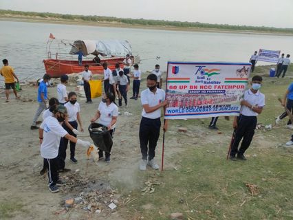 कर्नल ओपी शर्मा के साथ 60 यूपी बटालियन और एनसीसी कैडेट ने ओम घाट पर स्वच्छता पर चलाया स्वच्छताअभियान