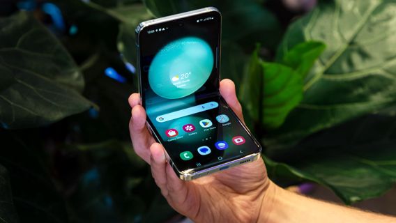 Samsung Galaxy Z Flip 5 Cell Phone Reviews 2024