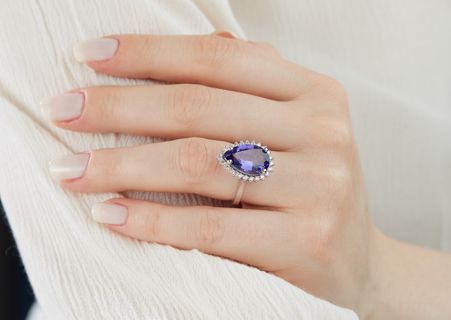 Can wearing a sapphire ring influence one's mood or mindset?