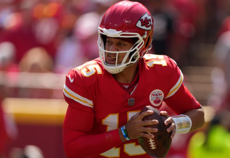 Patrick Mahomes’ Bold Behind-the-Back Pass to Travis Kelce Highlights Chiefs' Loss to Lions