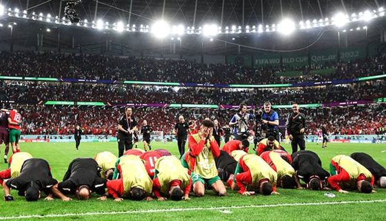 FIFA World Cup: Moroccan players bow on the field as they reach the quarterfinals for the first time
