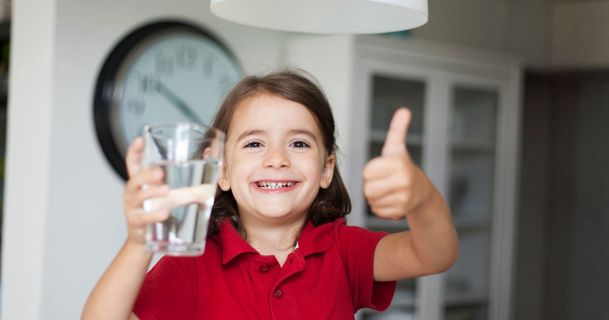 4 Ways Water Drinking Helps Improve Your Smiles