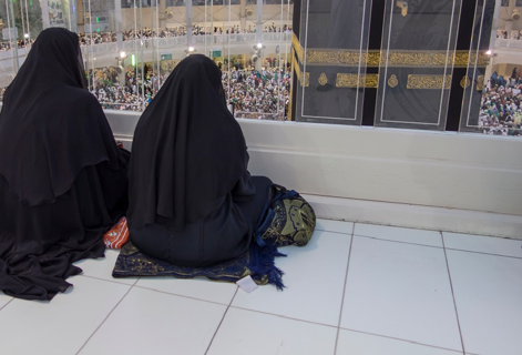 What should a woman wear for Umrah?