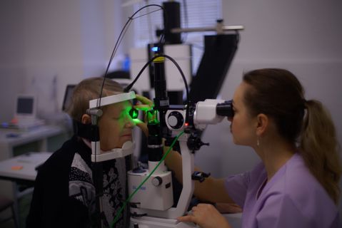 What is the difference between an optometrist and an ophthalmologist?