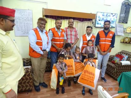 रेड क्रॉस सोसाइटी द्वारा वितरण किया गया शिक्षा सामग्री
