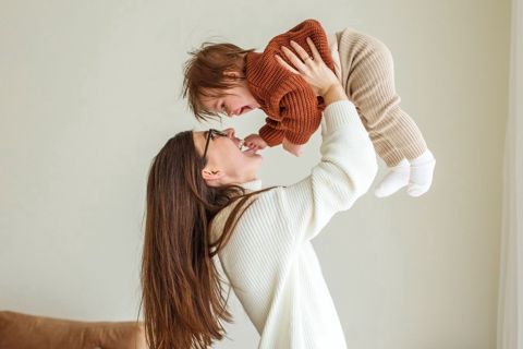 Développement du Bébé Mois par Mois : Ce à Quoi s'Attendre la Première Année