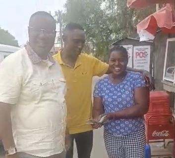 POSITIVE IMPACT: CUDA EXECUTIVE SECRETARY, CHIEF AYI EFFIONG PROVIDES CASH SUPPORT TO CALABAR TRADER